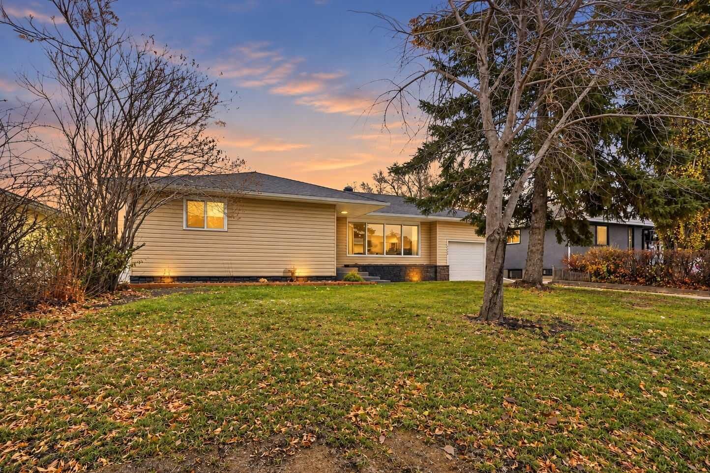 Property Photo:  5223 50 Street  AB T4L 1J1 