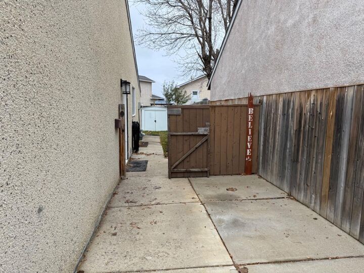 Property Photo:  1013 St David Road N  AB T1H 5A5 