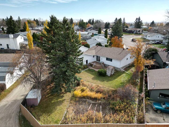 Property Photo:  5036 35 Street Close  AB T4G 1H5 