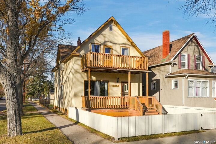 Property Photo:  622 32nd Street W  SK S7L 0T2 