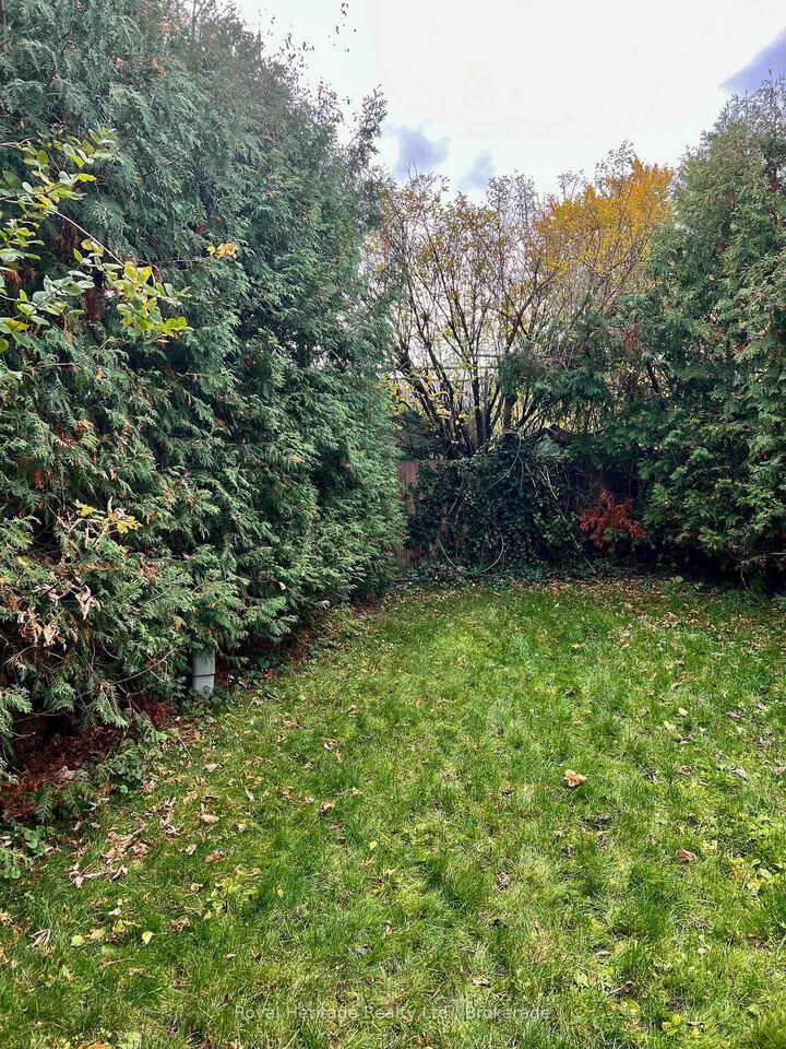 Property Photo:  20 Ireland Drive  ON K8V 5X3 
