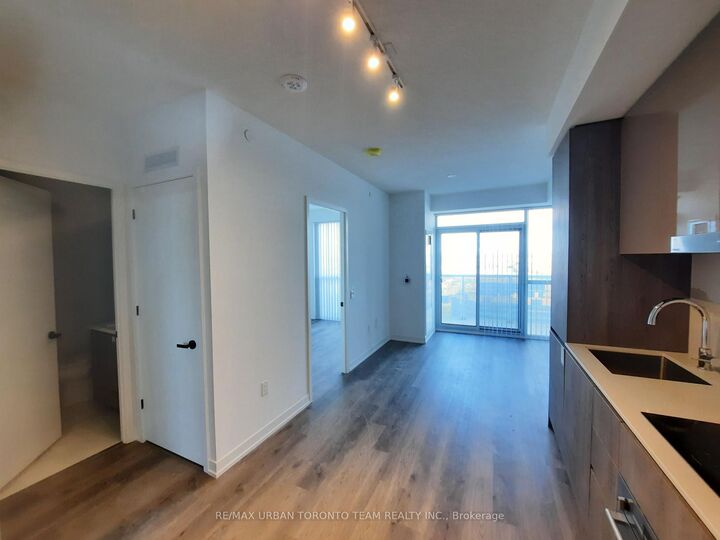 Property Photo:  8 Interchange Way 1803  ON L4K 5Z7 