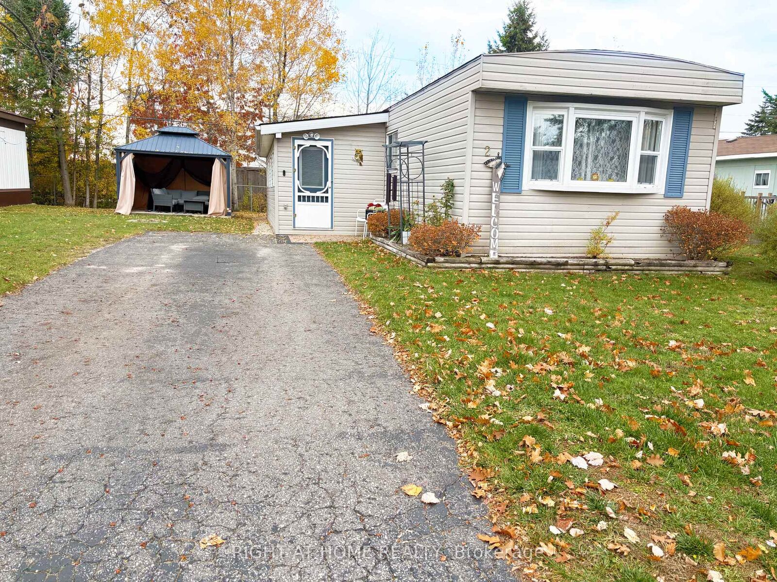 Property Photo: 2 Georgian Glen Drive ON L9Z 1K6