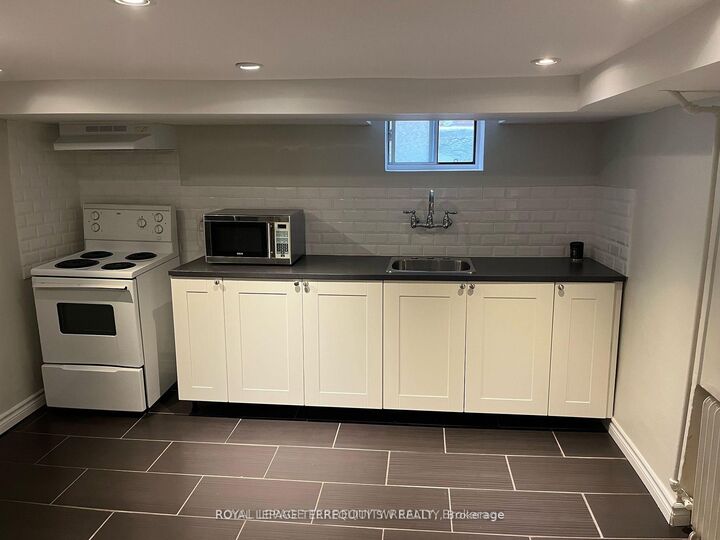 Property Photo:  31 Chamberlain Avenue Bsmt  ON M6E 4J7 