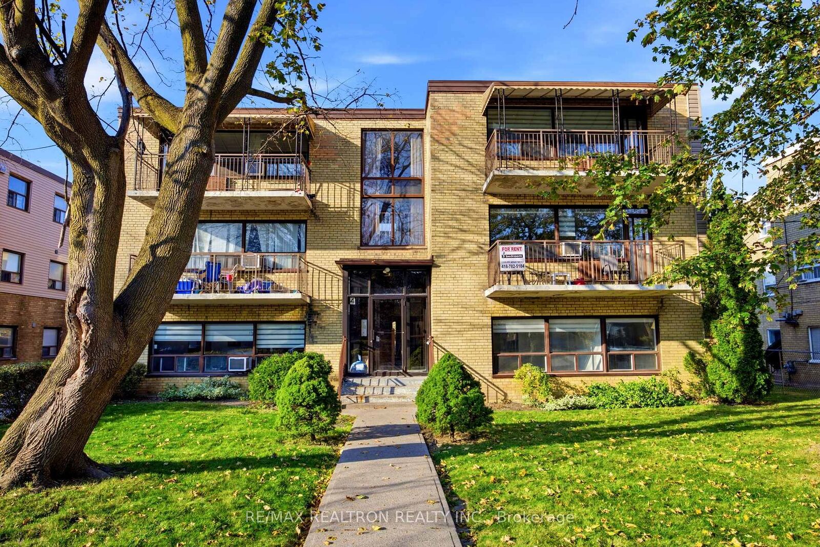 Property Photo: 4 Meadowbrook Road 5 ON M6B 2S4