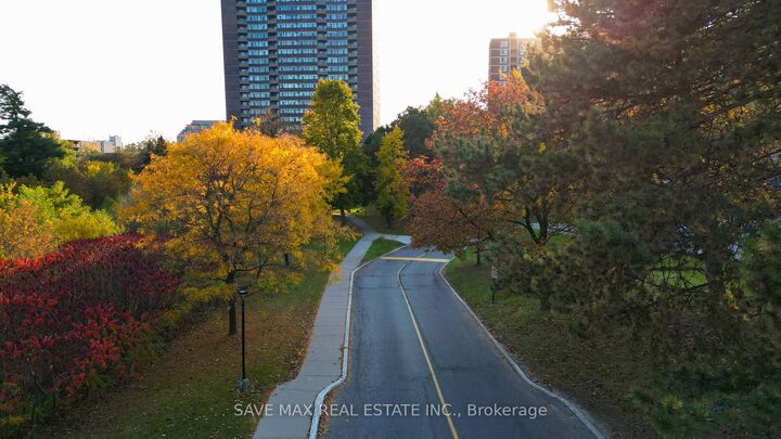 Property Photo: 3100 Kirwin Avenue 2703 ON L5A 3S6