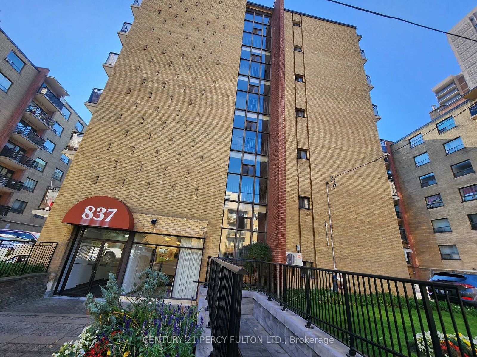 Property Photo: 837 Roselawn Avenue 102 ON M6B 1B5