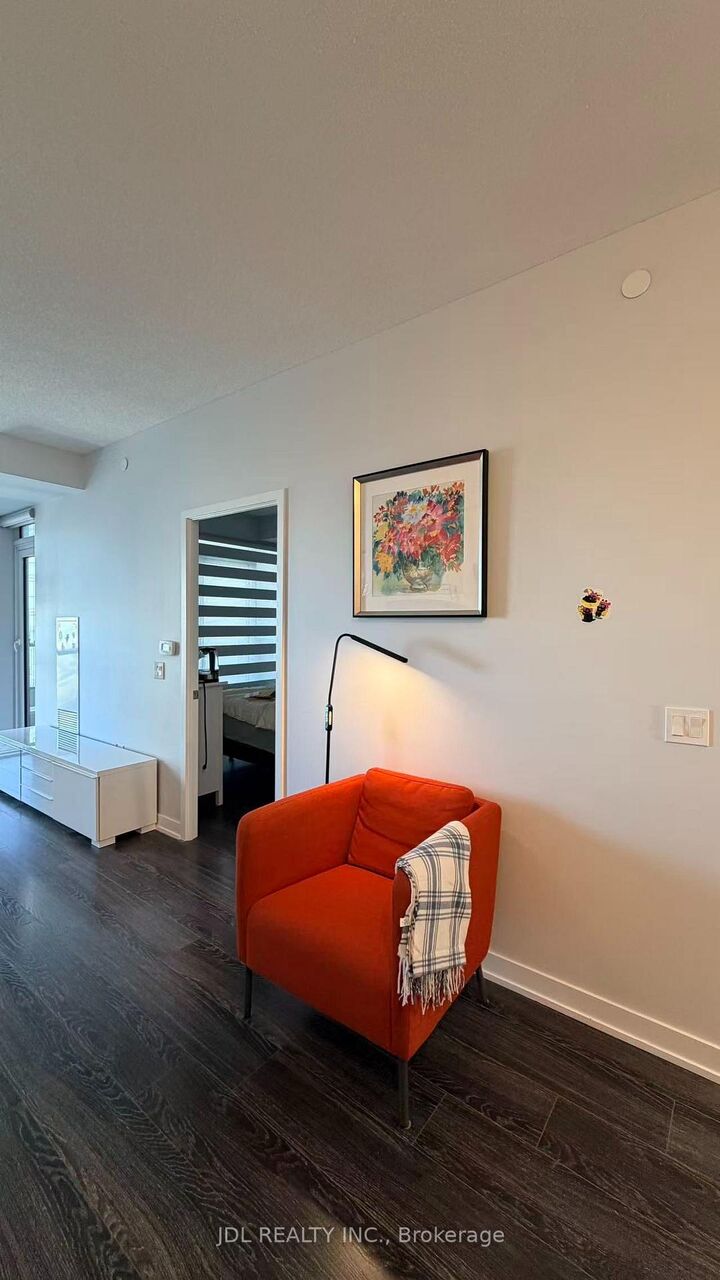 Property Photo:  4085 Parkside Village Drive 1106  ON L5B 0K9 