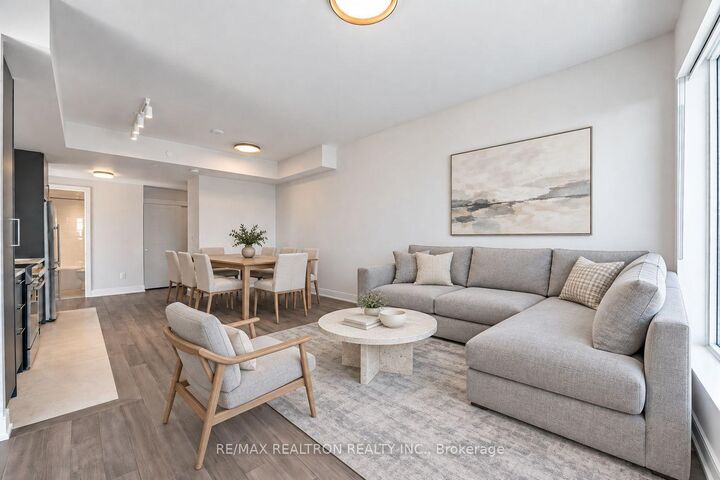 Property Photo:  2525 Bathurst Street 704  ON M6B 2Y9 