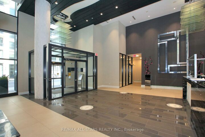 Property Photo:  9191 Yonge Street SW 807  ON L4C 1E2 