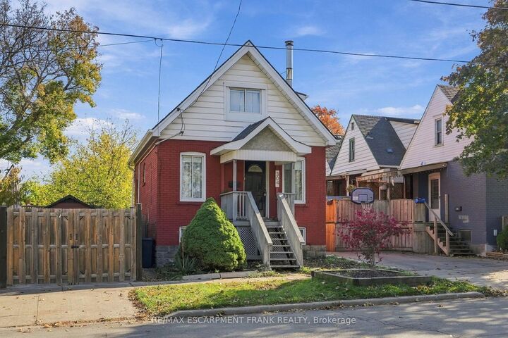 Property Photo:  304 Rosslyn Avenue N  ON L8L 7R3 