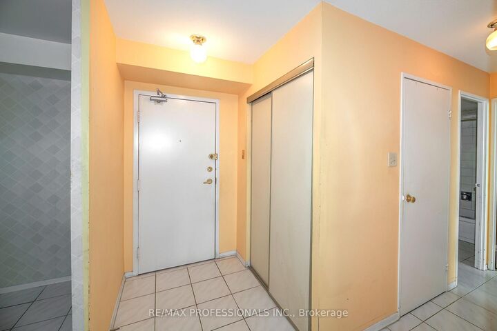 Property Photo: 3845 Lakeshore Boulevard 1506 ON M8W 4Y3