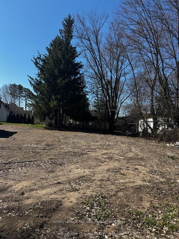 Property Photo:  4447 Mill Crescent  ON N0M 1A0 