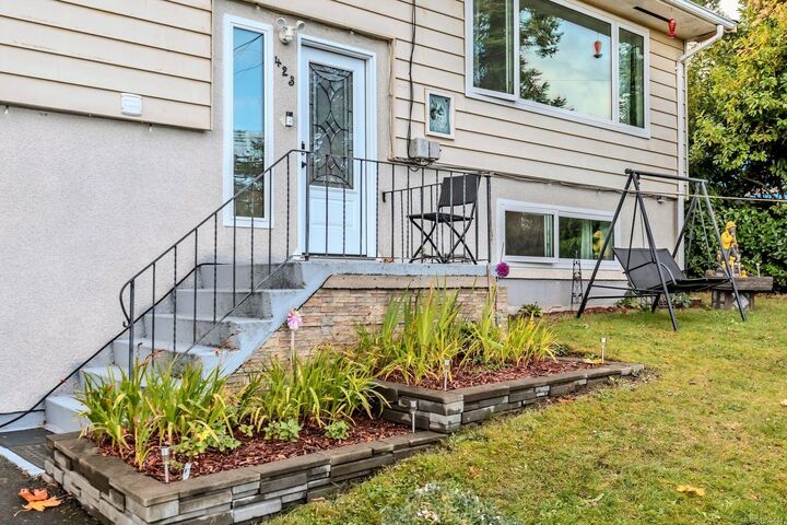 Property Photo:  423 Poplar St  BC V9S 2H1 