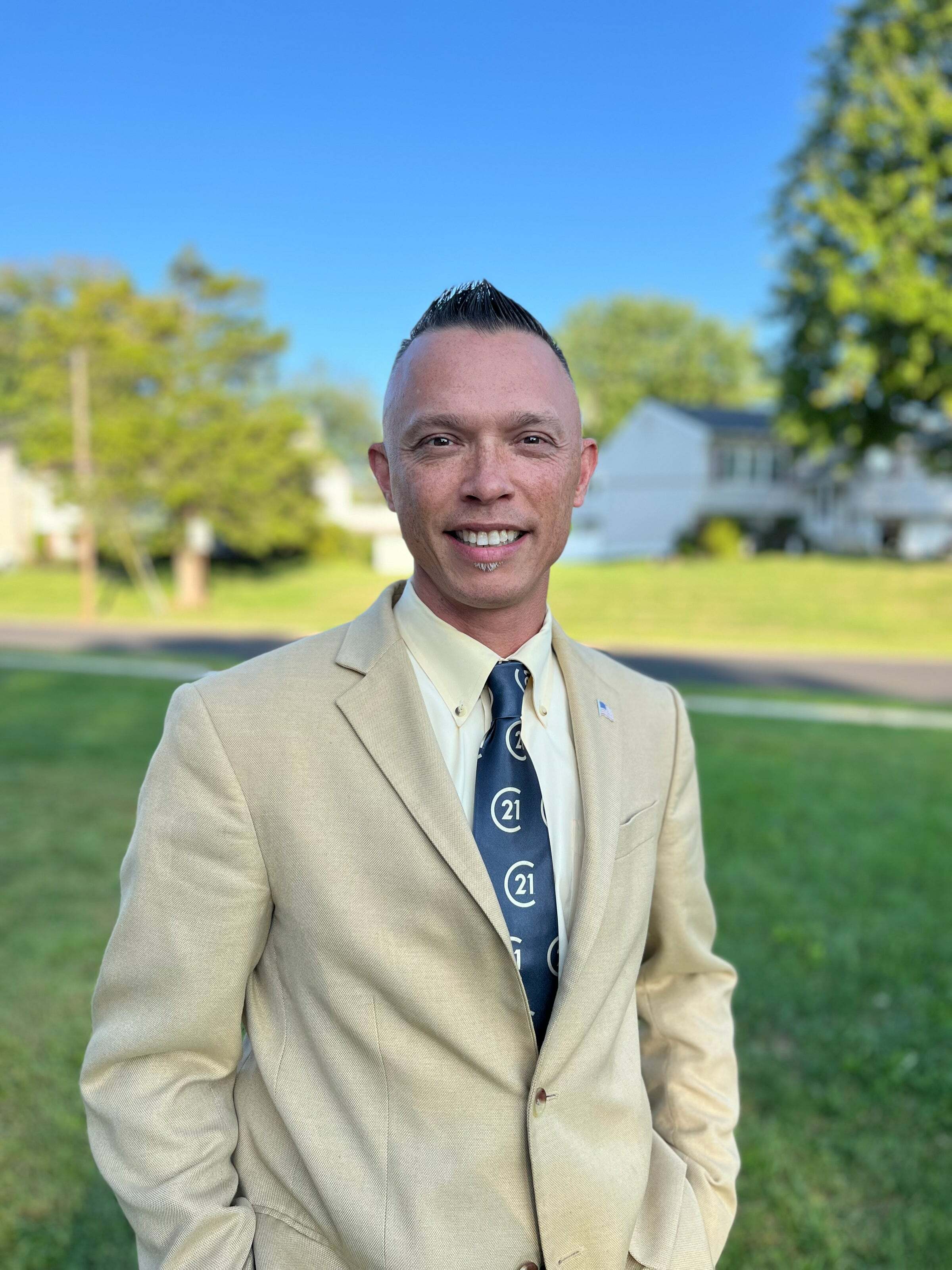 Brian Lanoza, Real Estate Salesperson in Southampton, Advantage Gold