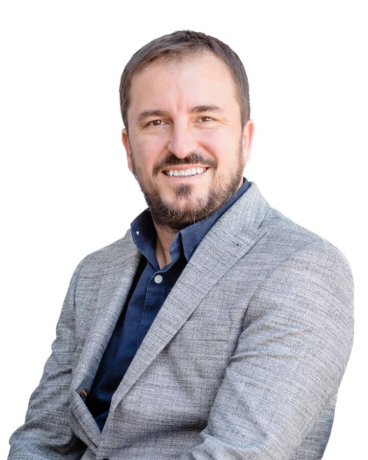 Albi Kajlica,  in Saint Petersburg, Wolf's Crossing Realty