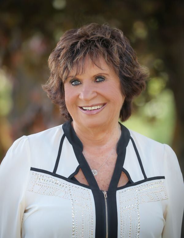 Deloris Collins, Real Estate Salesperson in Klamath Falls, Showcase Realtors®, Inc.