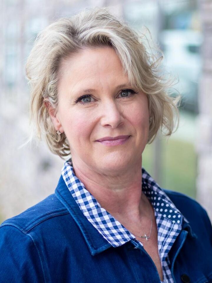 Angie Brunssen, Real Estate Salesperson in Waverly, Signature Real Estate