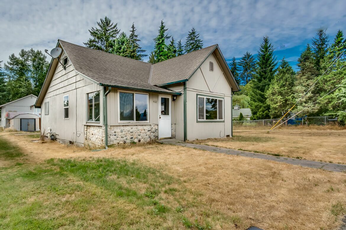 Property Photo:  402 Cascade Ave  WA 98252 