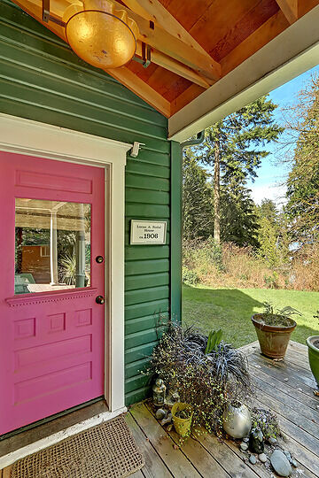 Property Photo:  9402 Moran Rd NE  WA 98110 