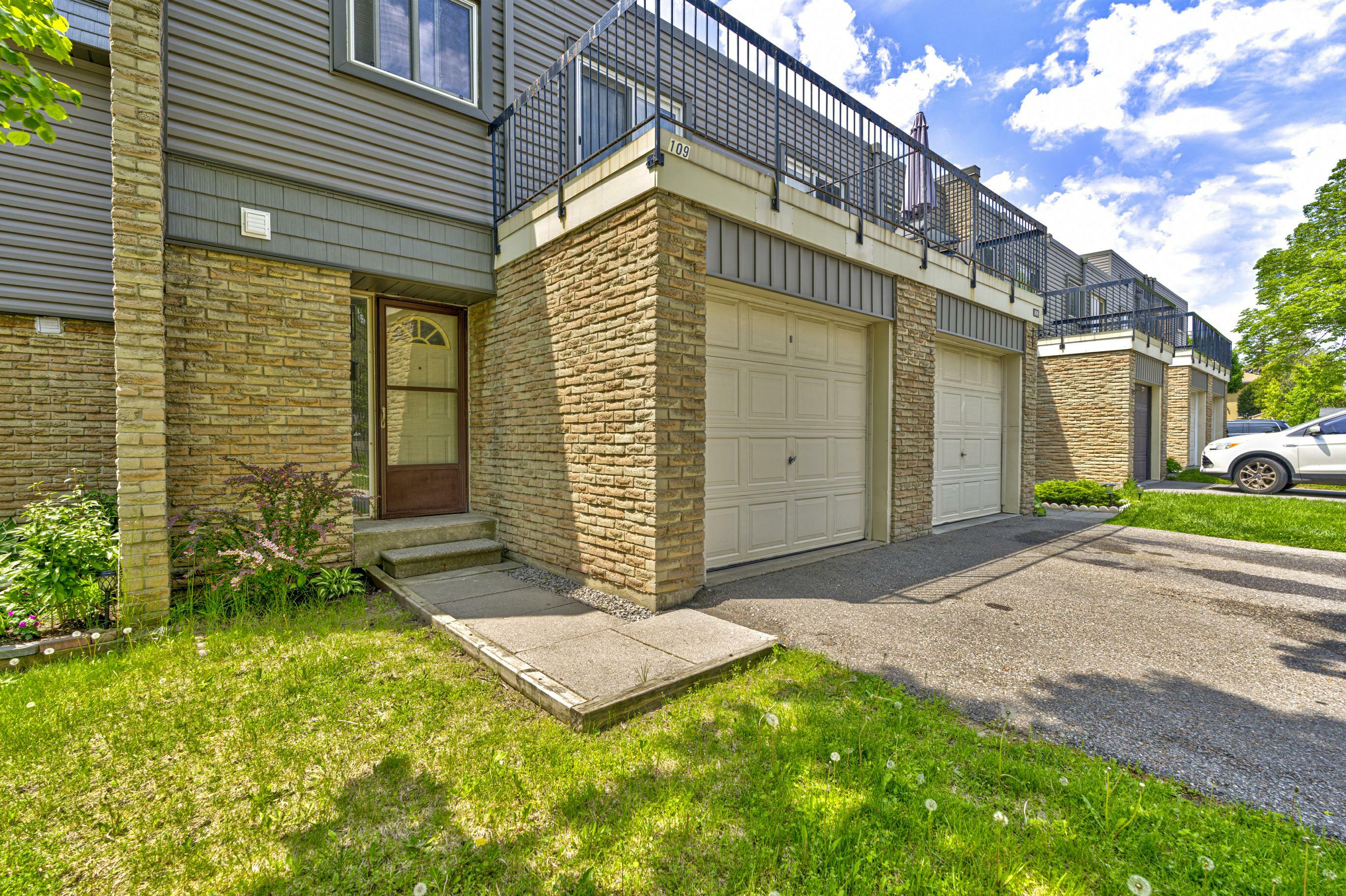 Property Photo: 2315 Bromsgrove Road 109 ON L5J 4A6