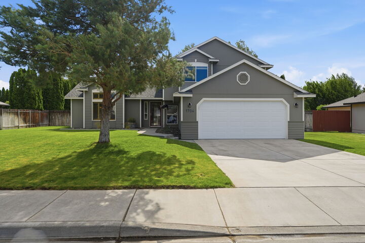 Property Photo: 1704 Maplewood Ave WA 99353