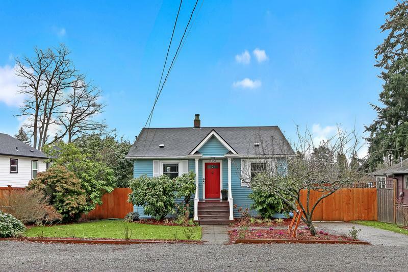 Property Photo:  11550 Fremont Avenue N  WA 98133 