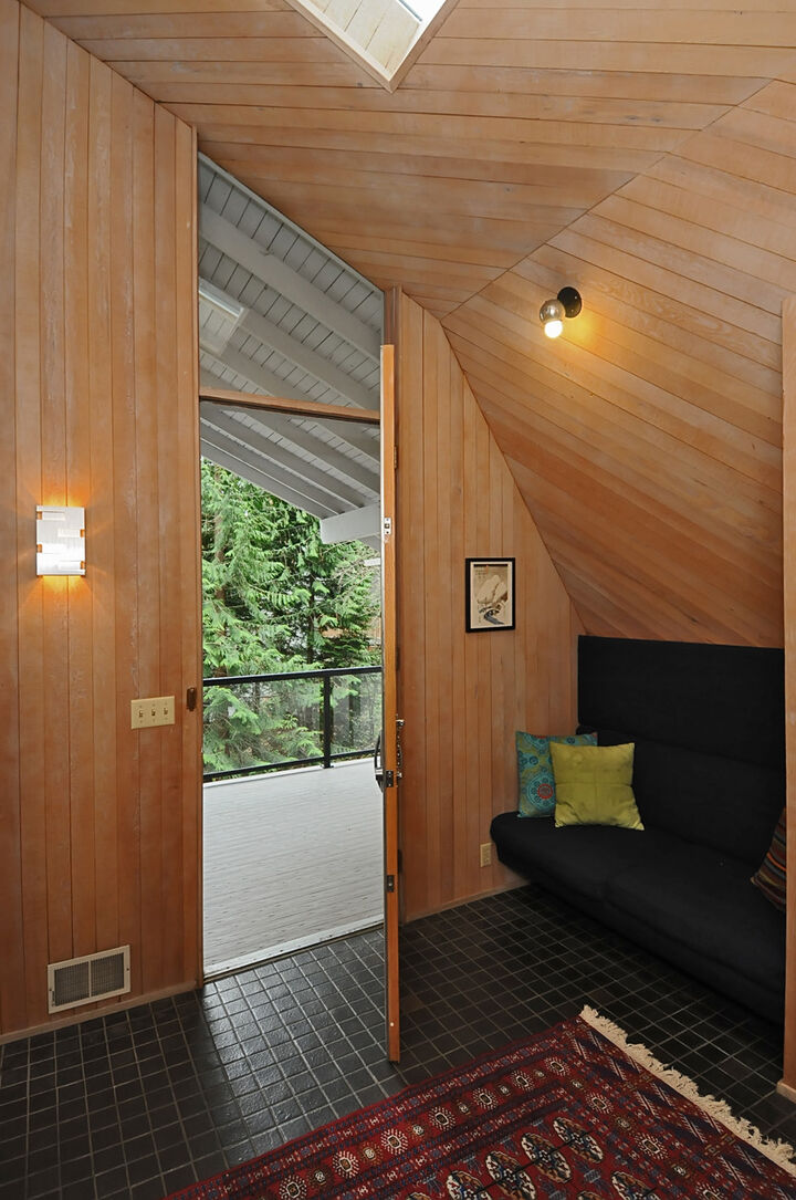 Property Photo: Foyer 9376 SE 46th St  WA 98040 