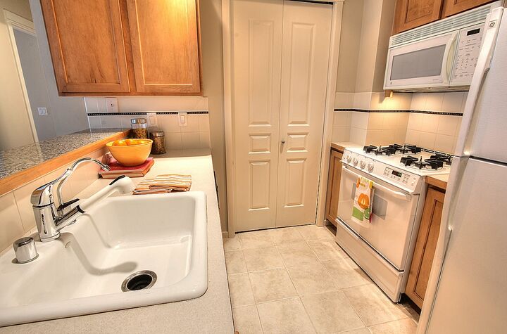 Property Photo: Kitchen 2801 1st Ave 908 WA 98121
