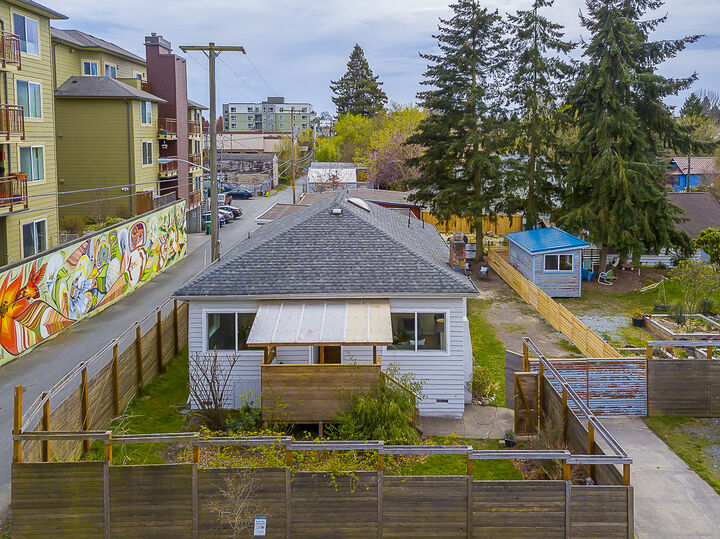 Property Photo:  209 N 90th St  WA 98103 