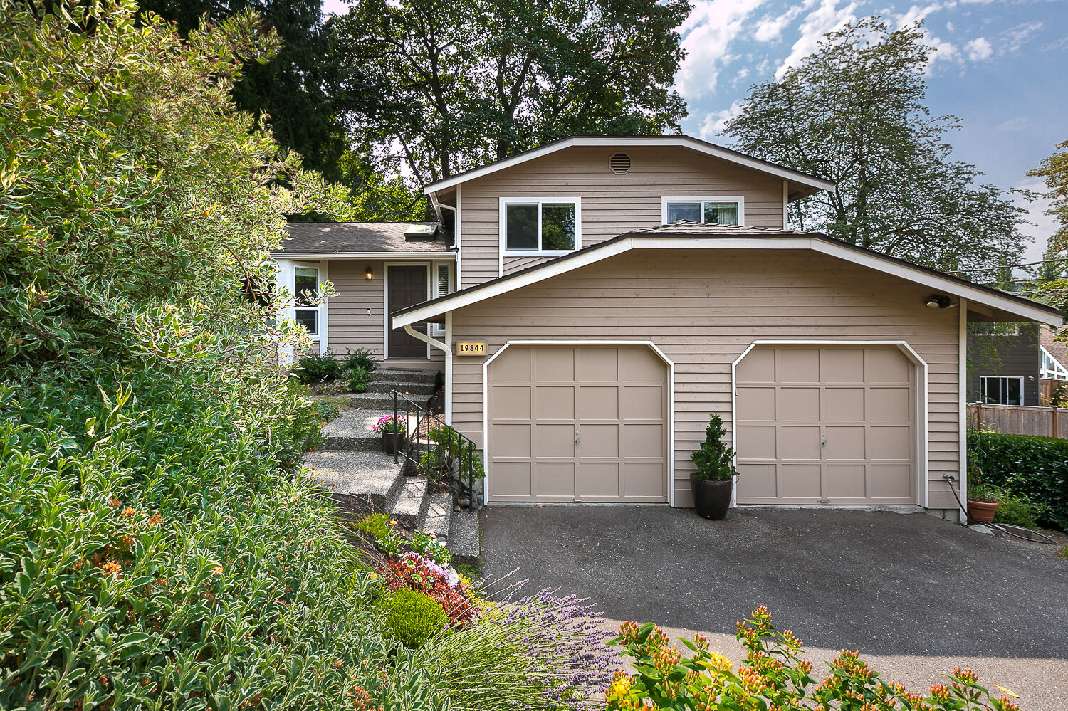 Property Photo:  19344 35th Avenue NE  WA 98155 