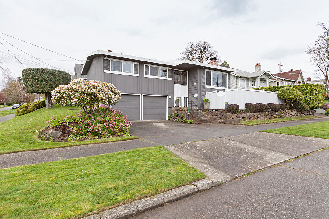 Property Photo:  2904 S Hill St  WA 98144 