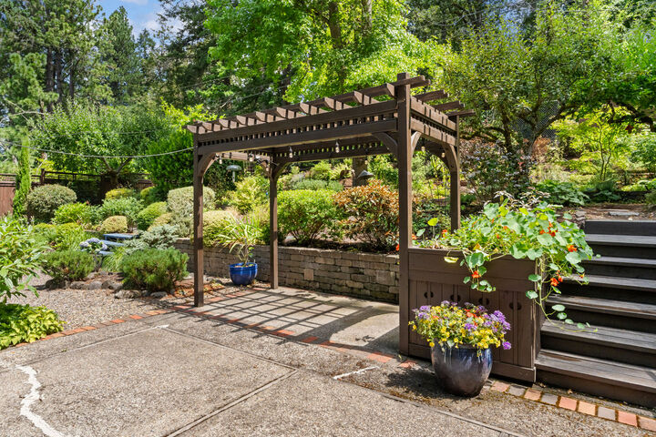 Property Photo:  4861 Donald St  OR 97405 