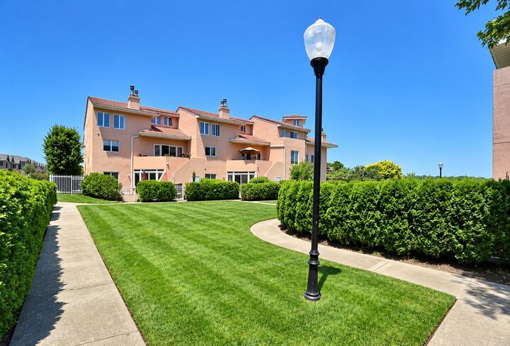 Property Photo:  52 Harbour Court  NY 10308 