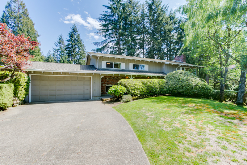 Property Photo: 13927 SE 22nd St WA 98005