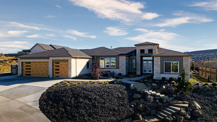 Property Photo:  946 Heidel Ct  WA 99352 