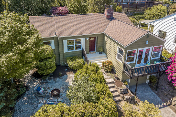 Property Photo: 2615 37th Ave W WA 98199