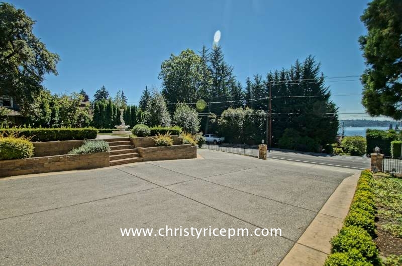 Property Photo: 9430 Lake Washington Blvd NE WA 98004
