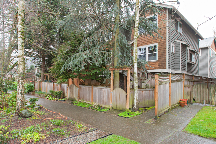 Property Photo:  929 18th Ave B  WA 98122 