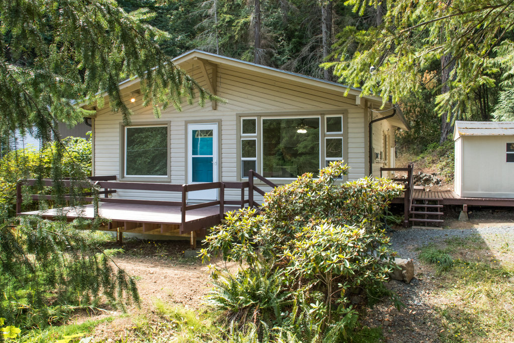 Property Photo: 1213 Scenic Ave WA 98262