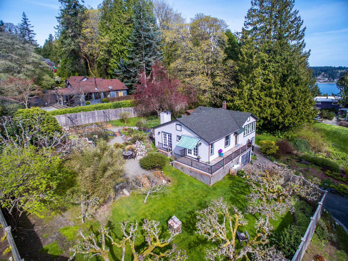 Property Photo: 9182 Ferncliff Ave NE WA 98110