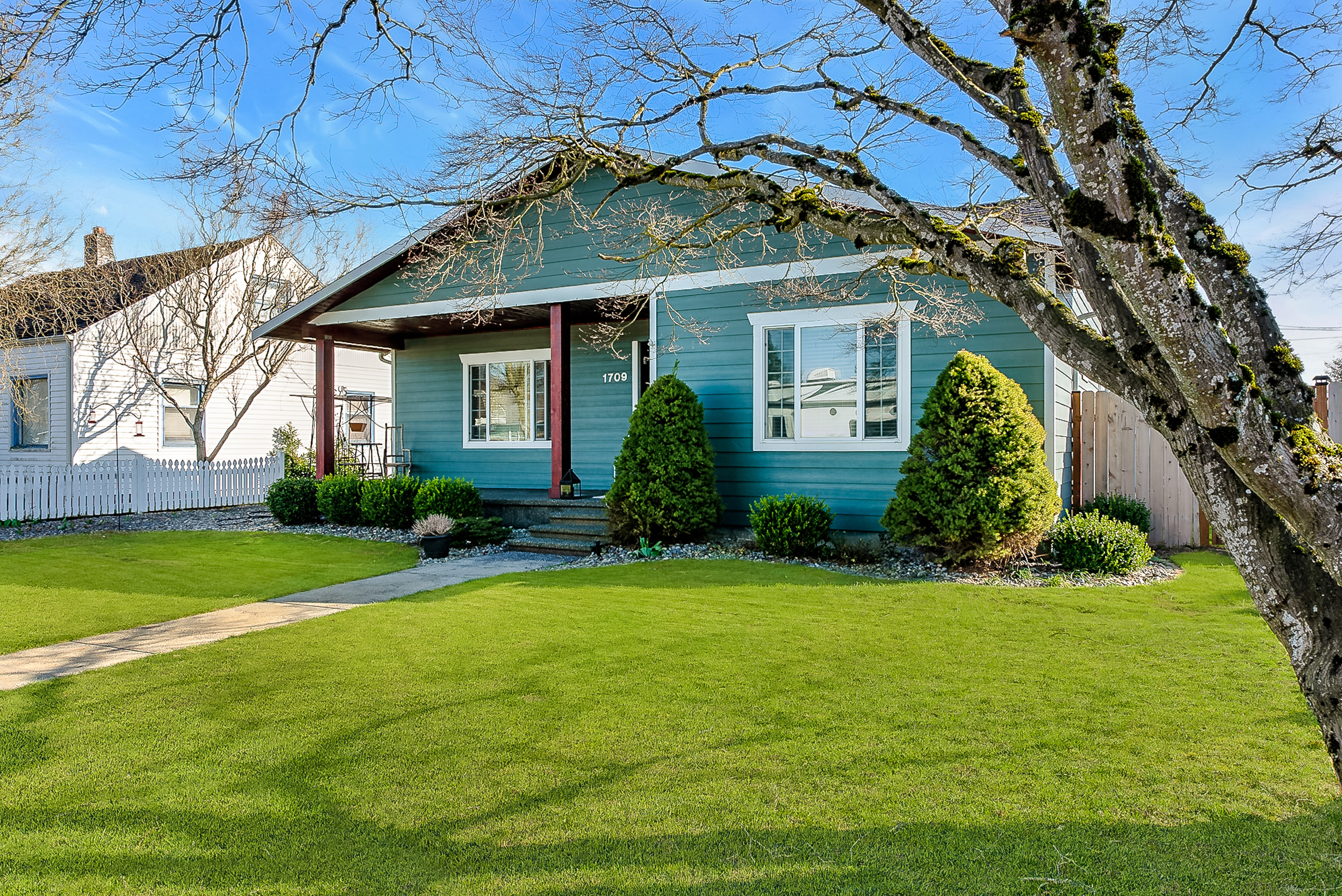 Property Photo:  1709 D St  WA 98264 