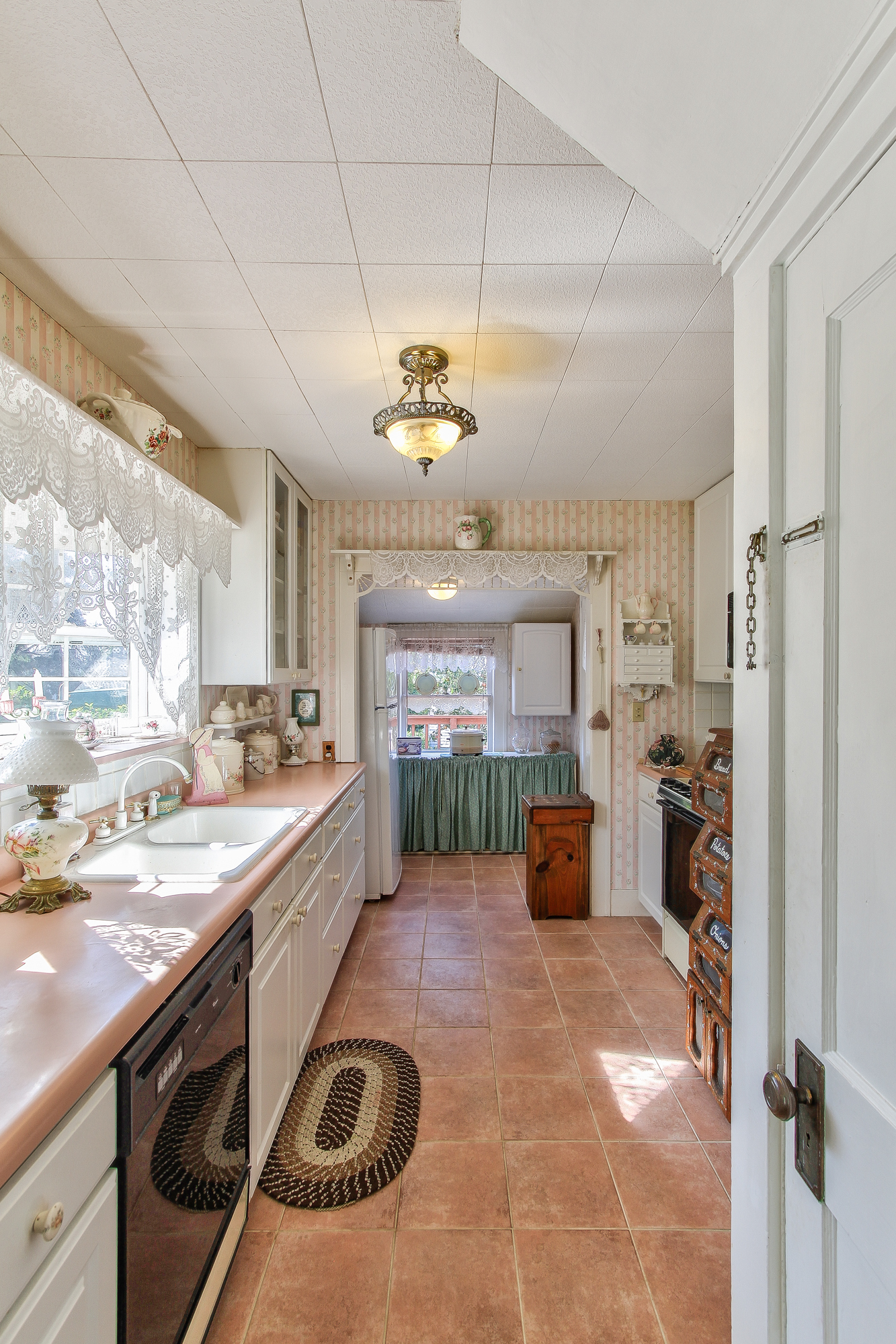 Property Photo: Kitchen 215 N 7th St  WA 98273 