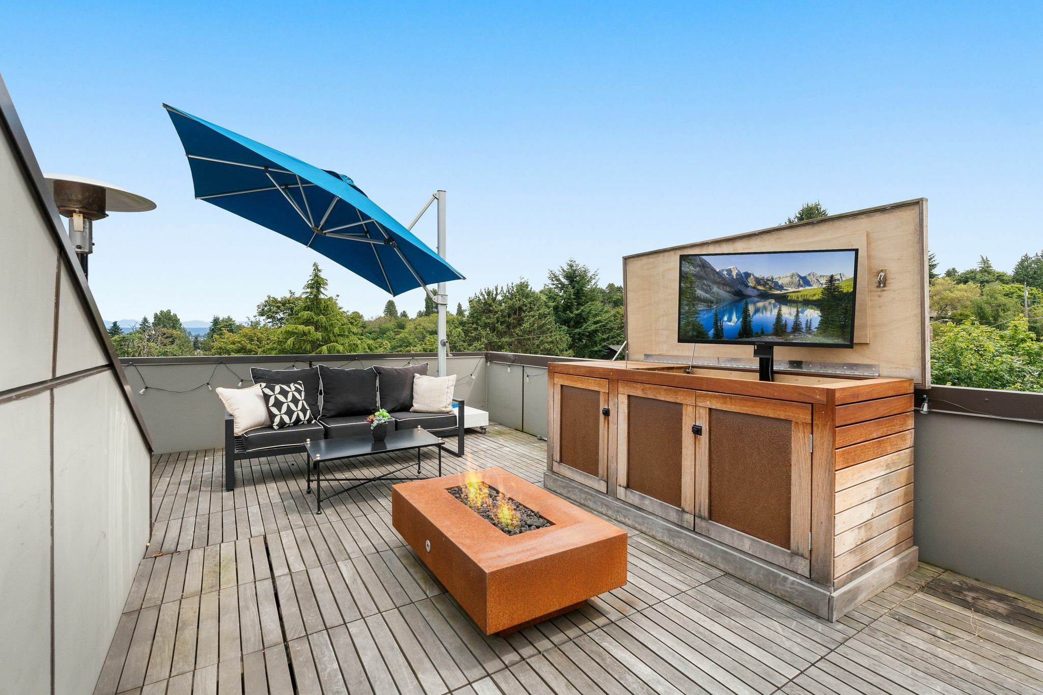 Property Photo:  402 W Fulton Street  WA 98119 
